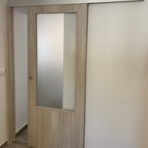 BLANCO LARICE sobre guía metálica con tapa frontal